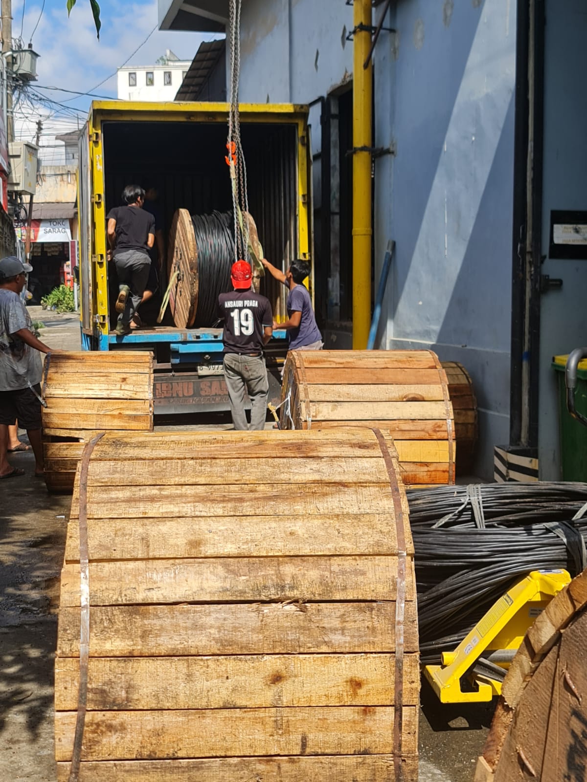Bongkar muat gulungan kabel listrik dari kontainer