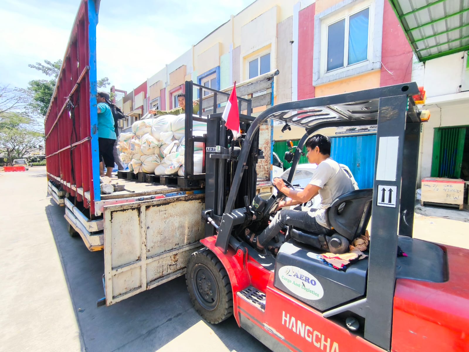 Forklift memuat barang ke truk kargo Azkha Jaya