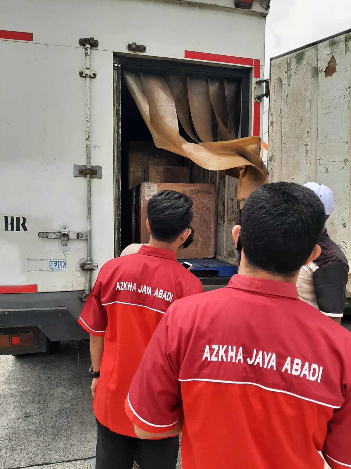 Tim Azkha Jaya Abadi melakukan bongkar muat